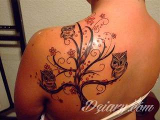 Tatuaże z sową symbolizują cierpliwość, wiedzę i inteligencję. Nie są, jakby mogło się wydawać, statyczne i wyłącznie melancholijne. Sowa szczególnie ciekawie wygląda na ramionach. Odpowiednio zarysowana, podkreśla charakterystyczną budowę szczególnie męskiego ciała. 