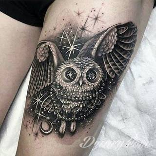 Tatuaże z sową symbolizują cierpliwość, wiedzę i inteligencję. Nie są, jakby mogło się wydawać, statyczne i wyłącznie melancholijne. Sowa szczególnie ciekawie wygląda na ramionach. Odpowiednio zarysowana, podkreśla charakterystyczną budowę szczególnie męskiego ciała. 