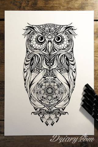 Tatuaże z sową symbolizują cierpliwość, wiedzę i inteligencję. Nie są, jakby mogło się wydawać, statyczne i wyłącznie melancholijne. Sowa szczególnie ciekawie wygląda na ramionach. Odpowiednio zarysowana, podkreśla charakterystyczną budowę szczególnie męskiego ciała. 