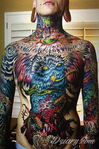 Tatuaże z sową symbolizują cierpliwość, wiedzę i inteligencję. Nie są, jakby mogło się wydawać, statyczne i wyłącznie melancholijne. Sowa szczególnie ciekawie wygląda na ramionach. Odpowiednio zarysowana, podkreśla charakterystyczną budowę szczególnie męskiego ciała. 