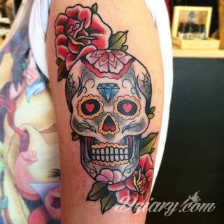 Tatuaże z sową symbolizują cierpliwość, wiedzę i inteligencję. Nie są, jakby mogło się wydawać, statyczne i wyłącznie melancholijne. Sowa szczególnie ciekawie wygląda na ramionach. Odpowiednio zarysowana, podkreśla charakterystyczną budowę szczególnie męskiego ciała. 