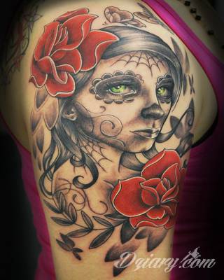 Tatuaże z sową symbolizują cierpliwość, wiedzę i inteligencję. Nie są, jakby mogło się wydawać, statyczne i wyłącznie melancholijne. Sowa szczególnie ciekawie wygląda na ramionach. Odpowiednio zarysowana, podkreśla charakterystyczną budowę szczególnie męskiego ciała. 