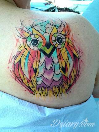 Tatuaże z sową symbolizują cierpliwość, wiedzę i inteligencję. Nie są, jakby mogło się wydawać, statyczne i wyłącznie melancholijne. Sowa szczególnie ciekawie wygląda na ramionach. Odpowiednio zarysowana, podkreśla charakterystyczną budowę szczególnie męskiego ciała. 