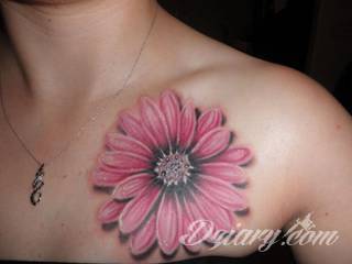 Kwiaty to jeden z najchętniej stosowanych wzorów tatuaży. Stokrotki - dzięki swojej lekkości, subtelności i niewielkim rozmiarom - doskonale sprawdzają się jako wzór dla kobiet poszukujących niewielkiego, kwiecistego motywu na skórze. 