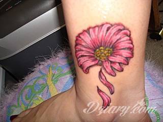 Kwiaty to jeden z najchętniej stosowanych wzorów tatuaży. Stokrotki - dzięki swojej lekkości, subtelności i niewielkim rozmiarom - doskonale sprawdzają się jako wzór dla kobiet poszukujących niewielkiego, kwiecistego motywu na skórze. 