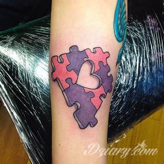 Kwiaty to jeden z najchętniej stosowanych wzorów tatuaży. Stokrotki - dzięki swojej lekkości, subtelności i niewielkim rozmiarom - doskonale sprawdzają się jako wzór dla kobiet poszukujących niewielkiego, kwiecistego motywu na skórze. 