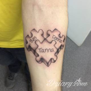 Kwiaty to jeden z najchętniej stosowanych wzorów tatuaży. Stokrotki - dzięki swojej lekkości, subtelności i niewielkim rozmiarom - doskonale sprawdzają się jako wzór dla kobiet poszukujących niewielkiego, kwiecistego motywu na skórze. 