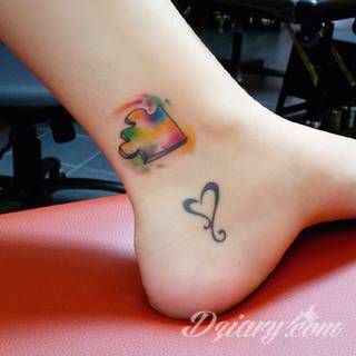 Kwiaty to jeden z najchętniej stosowanych wzorów tatuaży. Stokrotki - dzięki swojej lekkości, subtelności i niewielkim rozmiarom - doskonale sprawdzają się jako wzór dla kobiet poszukujących niewielkiego, kwiecistego motywu na skórze. 