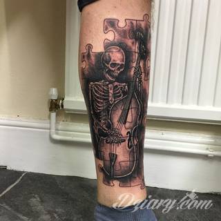 Kwiaty to jeden z najchętniej stosowanych wzorów tatuaży. Stokrotki - dzięki swojej lekkości, subtelności i niewielkim rozmiarom - doskonale sprawdzają się jako wzór dla kobiet poszukujących niewielkiego, kwiecistego motywu na skórze. 