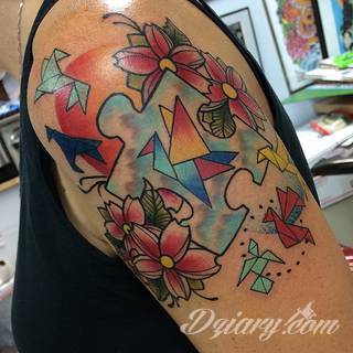 Kwiaty to jeden z najchętniej stosowanych wzorów tatuaży. Stokrotki - dzięki swojej lekkości, subtelności i niewielkim rozmiarom - doskonale sprawdzają się jako wzór dla kobiet poszukujących niewielkiego, kwiecistego motywu na skórze. 