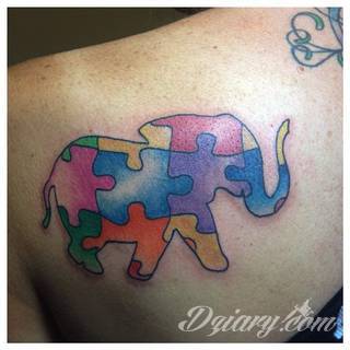 Kwiaty to jeden z najchętniej stosowanych wzorów tatuaży. Stokrotki - dzięki swojej lekkości, subtelności i niewielkim rozmiarom - doskonale sprawdzają się jako wzór dla kobiet poszukujących niewielkiego, kwiecistego motywu na skórze. 