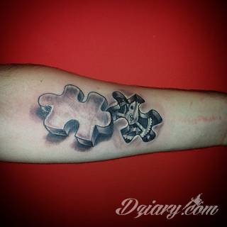 Kwiaty to jeden z najchętniej stosowanych wzorów tatuaży. Stokrotki - dzięki swojej lekkości, subtelności i niewielkim rozmiarom - doskonale sprawdzają się jako wzór dla kobiet poszukujących niewielkiego, kwiecistego motywu na skórze. 