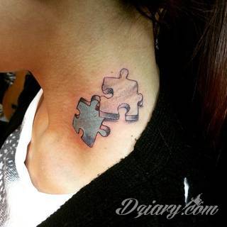 Kwiaty to jeden z najchętniej stosowanych wzorów tatuaży. Stokrotki - dzięki swojej lekkości, subtelności i niewielkim rozmiarom - doskonale sprawdzają się jako wzór dla kobiet poszukujących niewielkiego, kwiecistego motywu na skórze. 