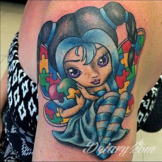 Kwiaty to jeden z najchętniej stosowanych wzorów tatuaży. Stokrotki - dzięki swojej lekkości, subtelności i niewielkim rozmiarom - doskonale sprawdzają się jako wzór dla kobiet poszukujących niewielkiego, kwiecistego motywu na skórze. 