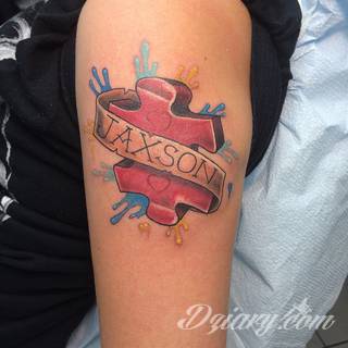 Kwiaty to jeden z najchętniej stosowanych wzorów tatuaży. Stokrotki - dzięki swojej lekkości, subtelności i niewielkim rozmiarom - doskonale sprawdzają się jako wzór dla kobiet poszukujących niewielkiego, kwiecistego motywu na skórze. 