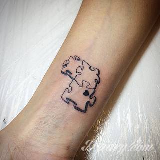 Kwiaty to jeden z najchętniej stosowanych wzorów tatuaży. Stokrotki - dzięki swojej lekkości, subtelności i niewielkim rozmiarom - doskonale sprawdzają się jako wzór dla kobiet poszukujących niewielkiego, kwiecistego motywu na skórze. 