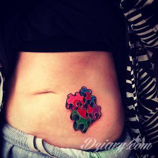 Kwiaty to jeden z najchętniej stosowanych wzorów tatuaży. Stokrotki - dzięki swojej lekkości, subtelności i niewielkim rozmiarom - doskonale sprawdzają się jako wzór dla kobiet poszukujących niewielkiego, kwiecistego motywu na skórze. 