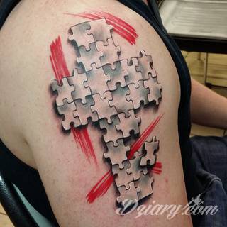 Kwiaty to jeden z najchętniej stosowanych wzorów tatuaży. Stokrotki - dzięki swojej lekkości, subtelności i niewielkim rozmiarom - doskonale sprawdzają się jako wzór dla kobiet poszukujących niewielkiego, kwiecistego motywu na skórze. 