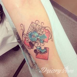 Kwiaty to jeden z najchętniej stosowanych wzorów tatuaży. Stokrotki - dzięki swojej lekkości, subtelności i niewielkim rozmiarom - doskonale sprawdzają się jako wzór dla kobiet poszukujących niewielkiego, kwiecistego motywu na skórze. 