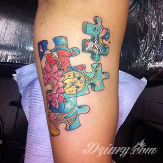 Kwiaty to jeden z najchętniej stosowanych wzorów tatuaży. Stokrotki - dzięki swojej lekkości, subtelności i niewielkim rozmiarom - doskonale sprawdzają się jako wzór dla kobiet poszukujących niewielkiego, kwiecistego motywu na skórze. 