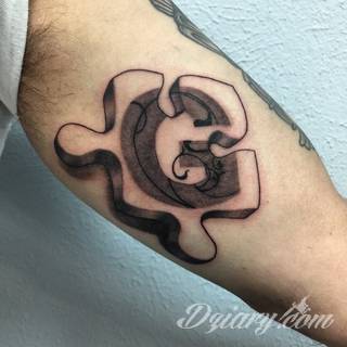 Kwiaty to jeden z najchętniej stosowanych wzorów tatuaży. Stokrotki - dzięki swojej lekkości, subtelności i niewielkim rozmiarom - doskonale sprawdzają się jako wzór dla kobiet poszukujących niewielkiego, kwiecistego motywu na skórze. 