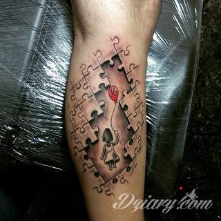 Kwiaty to jeden z najchętniej stosowanych wzorów tatuaży. Stokrotki - dzięki swojej lekkości, subtelności i niewielkim rozmiarom - doskonale sprawdzają się jako wzór dla kobiet poszukujących niewielkiego, kwiecistego motywu na skórze. 