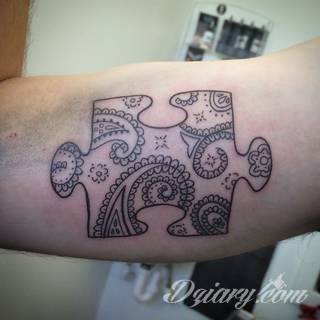 Kwiaty to jeden z najchętniej stosowanych wzorów tatuaży. Stokrotki - dzięki swojej lekkości, subtelności i niewielkim rozmiarom - doskonale sprawdzają się jako wzór dla kobiet poszukujących niewielkiego, kwiecistego motywu na skórze. 