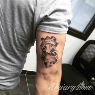 Kwiaty to jeden z najchętniej stosowanych wzorów tatuaży. Stokrotki - dzięki swojej lekkości, subtelności i niewielkim rozmiarom - doskonale sprawdzają się jako wzór dla kobiet poszukujących niewielkiego, kwiecistego motywu na skórze. 