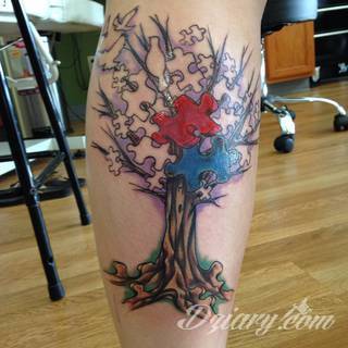 Kwiaty to jeden z najchętniej stosowanych wzorów tatuaży. Stokrotki - dzięki swojej lekkości, subtelności i niewielkim rozmiarom - doskonale sprawdzają się jako wzór dla kobiet poszukujących niewielkiego, kwiecistego motywu na skórze. 