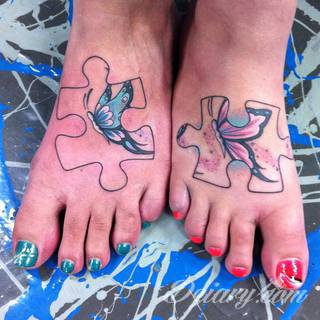 Kwiaty to jeden z najchętniej stosowanych wzorów tatuaży. Stokrotki - dzięki swojej lekkości, subtelności i niewielkim rozmiarom - doskonale sprawdzają się jako wzór dla kobiet poszukujących niewielkiego, kwiecistego motywu na skórze. 