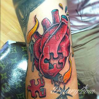 Kwiaty to jeden z najchętniej stosowanych wzorów tatuaży. Stokrotki - dzięki swojej lekkości, subtelności i niewielkim rozmiarom - doskonale sprawdzają się jako wzór dla kobiet poszukujących niewielkiego, kwiecistego motywu na skórze. 