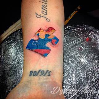 Kwiaty to jeden z najchętniej stosowanych wzorów tatuaży. Stokrotki - dzięki swojej lekkości, subtelności i niewielkim rozmiarom - doskonale sprawdzają się jako wzór dla kobiet poszukujących niewielkiego, kwiecistego motywu na skórze. 