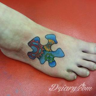 Kwiaty to jeden z najchętniej stosowanych wzorów tatuaży. Stokrotki - dzięki swojej lekkości, subtelności i niewielkim rozmiarom - doskonale sprawdzają się jako wzór dla kobiet poszukujących niewielkiego, kwiecistego motywu na skórze. 