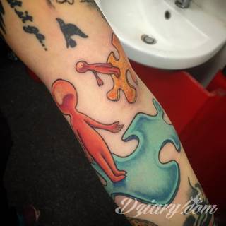 Kwiaty to jeden z najchętniej stosowanych wzorów tatuaży. Stokrotki - dzięki swojej lekkości, subtelności i niewielkim rozmiarom - doskonale sprawdzają się jako wzór dla kobiet poszukujących niewielkiego, kwiecistego motywu na skórze. 