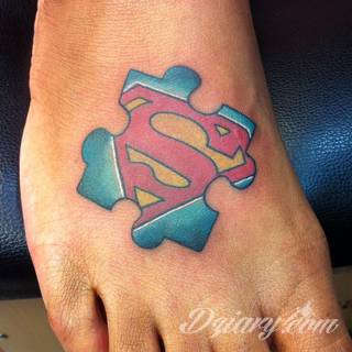 Kwiaty to jeden z najchętniej stosowanych wzorów tatuaży. Stokrotki - dzięki swojej lekkości, subtelności i niewielkim rozmiarom - doskonale sprawdzają się jako wzór dla kobiet poszukujących niewielkiego, kwiecistego motywu na skórze. 