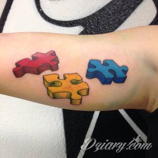 Kwiaty to jeden z najchętniej stosowanych wzorów tatuaży. Stokrotki - dzięki swojej lekkości, subtelności i niewielkim rozmiarom - doskonale sprawdzają się jako wzór dla kobiet poszukujących niewielkiego, kwiecistego motywu na skórze. 