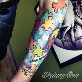 Kwiaty to jeden z najchętniej stosowanych wzorów tatuaży. Stokrotki - dzięki swojej lekkości, subtelności i niewielkim rozmiarom - doskonale sprawdzają się jako wzór dla kobiet poszukujących niewielkiego, kwiecistego motywu na skórze. 