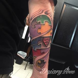 Kwiaty to jeden z najchętniej stosowanych wzorów tatuaży. Stokrotki - dzięki swojej lekkości, subtelności i niewielkim rozmiarom - doskonale sprawdzają się jako wzór dla kobiet poszukujących niewielkiego, kwiecistego motywu na skórze. 