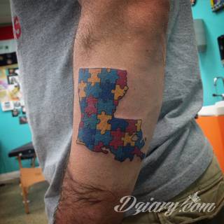 Kwiaty to jeden z najchętniej stosowanych wzorów tatuaży. Stokrotki - dzięki swojej lekkości, subtelności i niewielkim rozmiarom - doskonale sprawdzają się jako wzór dla kobiet poszukujących niewielkiego, kwiecistego motywu na skórze. 