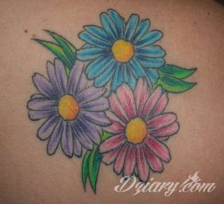 Kwiaty to jeden z najchętniej stosowanych wzorów tatuaży. Stokrotki - dzięki swojej lekkości, subtelności i niewielkim rozmiarom - doskonale sprawdzają się jako wzór dla kobiet poszukujących niewielkiego, kwiecistego motywu na skórze. 