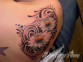 Kwiaty to jeden z najchętniej stosowanych wzorów tatuaży. Stokrotki - dzięki swojej lekkości, subtelności i niewielkim rozmiarom - doskonale sprawdzają się jako wzór dla kobiet poszukujących niewielkiego, kwiecistego motywu na skórze. 