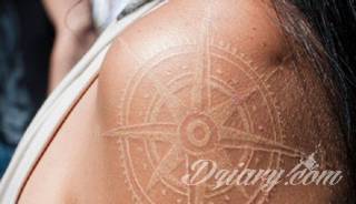 Kwiaty to jeden z najchętniej stosowanych wzorów tatuaży. Stokrotki - dzięki swojej lekkości, subtelności i niewielkim rozmiarom - doskonale sprawdzają się jako wzór dla kobiet poszukujących niewielkiego, kwiecistego motywu na skórze. 