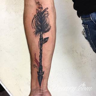 Tatuaże ze strzałami to bezpośredni symbol dynamiki zmian. Cienkie, zakończone jedynie szerszym motywem obrazy ze strzałką sugerowane są przede wszystkim na ozdobienie kończyn. Łydka, ramię, palce - na tych elementach tatuaże ze strzałami będą szczególnie interesujące. 