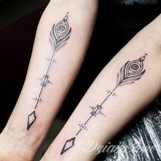 Tatuaże ze strzałami to bezpośredni symbol dynamiki zmian. Cienkie, zakończone jedynie szerszym motywem obrazy ze strzałką sugerowane są przede wszystkim na ozdobienie kończyn. Łydka, ramię, palce - na tych elementach tatuaże ze strzałami będą szczególnie interesujące. 