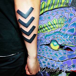 Tatuaże ze strzałami to bezpośredni symbol dynamiki zmian. Cienkie, zakończone jedynie szerszym motywem obrazy ze strzałką sugerowane są przede wszystkim na ozdobienie kończyn. Łydka, ramię, palce - na tych elementach tatuaże ze strzałami będą szczególnie interesujące. 