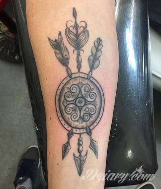 Tatuaże ze strzałami to bezpośredni symbol dynamiki zmian. Cienkie, zakończone jedynie szerszym motywem obrazy ze strzałką sugerowane są przede wszystkim na ozdobienie kończyn. Łydka, ramię, palce - na tych elementach tatuaże ze strzałami będą szczególnie interesujące. 