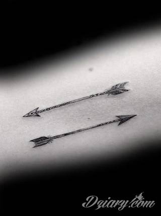 Tatuaże ze strzałami to bezpośredni symbol dynamiki zmian. Cienkie, zakończone jedynie szerszym motywem obrazy ze strzałką sugerowane są przede wszystkim na ozdobienie kończyn. Łydka, ramię, palce - na tych elementach tatuaże ze strzałami będą szczególnie interesujące. 