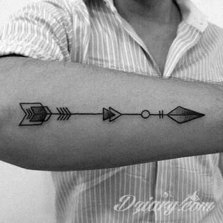 Tatuaże ze strzałami to bezpośredni symbol dynamiki zmian. Cienkie, zakończone jedynie szerszym motywem obrazy ze strzałką sugerowane są przede wszystkim na ozdobienie kończyn. Łydka, ramię, palce - na tych elementach tatuaże ze strzałami będą szczególnie interesujące. 