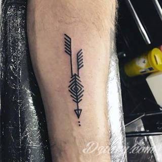 Tatuaże ze strzałami to bezpośredni symbol dynamiki zmian. Cienkie, zakończone jedynie szerszym motywem obrazy ze strzałką sugerowane są przede wszystkim na ozdobienie kończyn. Łydka, ramię, palce - na tych elementach tatuaże ze strzałami będą szczególnie interesujące. 