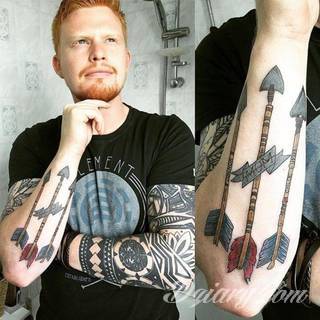 Tatuaże ze strzałami to bezpośredni symbol dynamiki zmian. Cienkie, zakończone jedynie szerszym motywem obrazy ze strzałką sugerowane są przede wszystkim na ozdobienie kończyn. Łydka, ramię, palce - na tych elementach tatuaże ze strzałami będą szczególnie interesujące. 